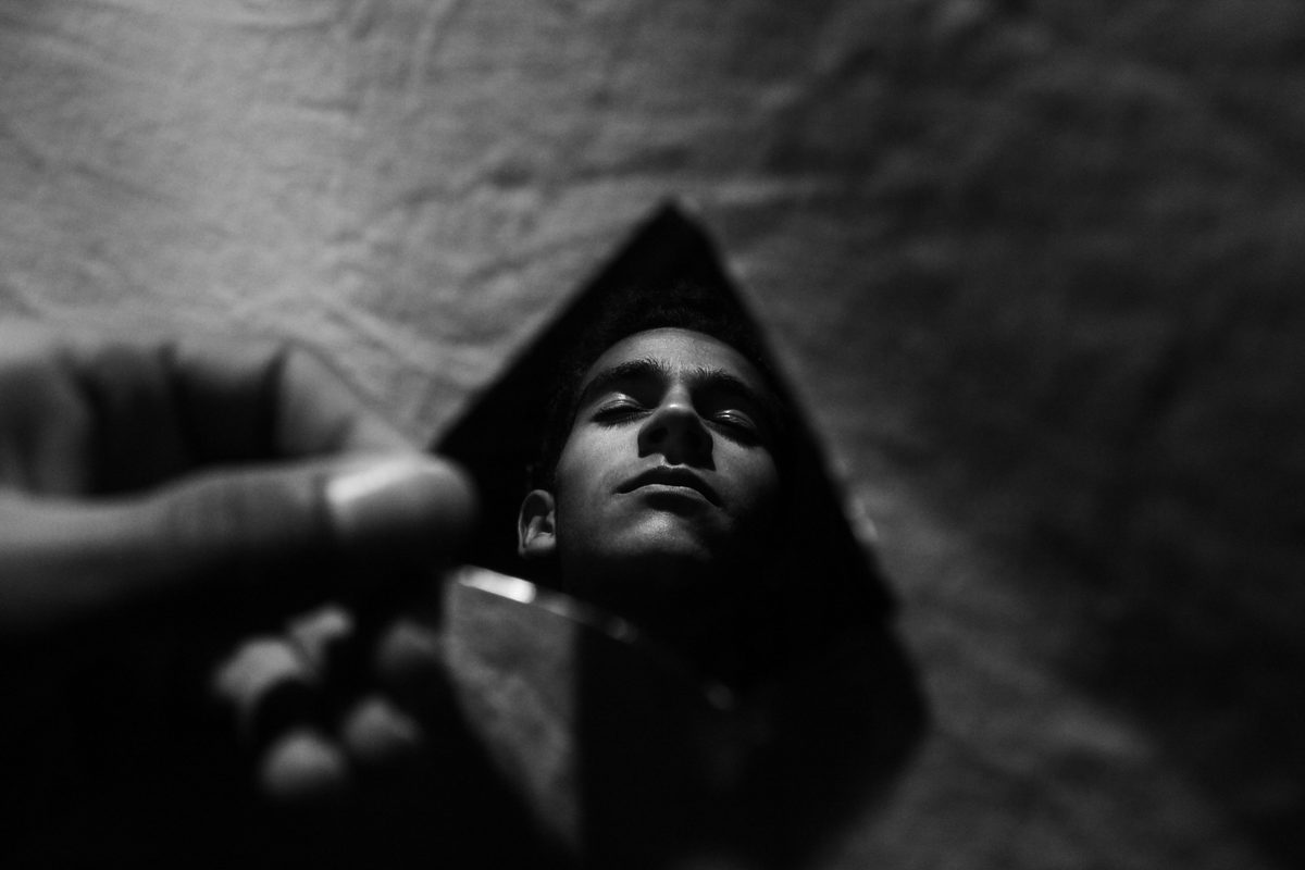 Retrato em preto e branco de um homem de olhos fechados
